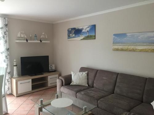 a living room with a couch and a flat screen tv at Strandvilla Kalifornien direkt am Meer in Kalifornien