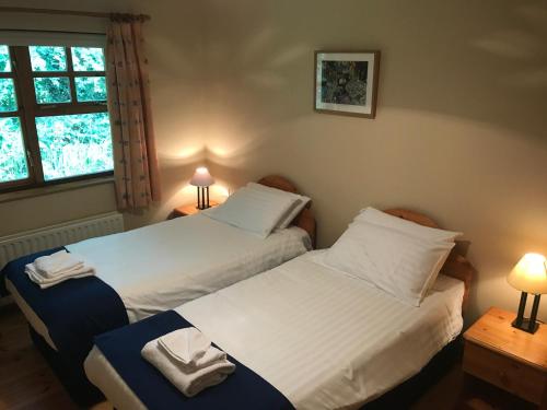 מיטה או מיטות בחדר ב-Tully Mill Cottages
