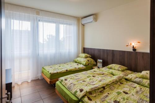 Ein Bett oder Betten in einem Zimmer der Unterkunft Milan Apartmanok