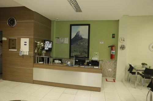 a waiting room with a counter in a restaurant at LW Hotel in Arcoverde