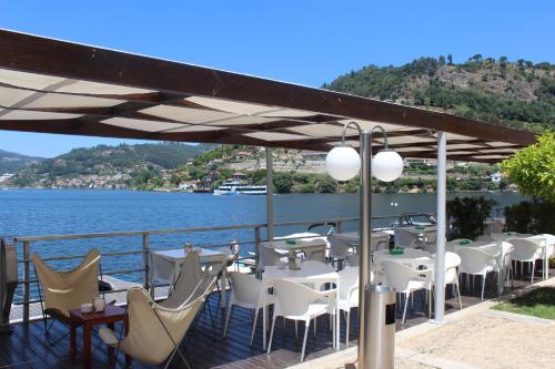 
A restaurant or other place to eat at Douro Hotel Porto Antigo
