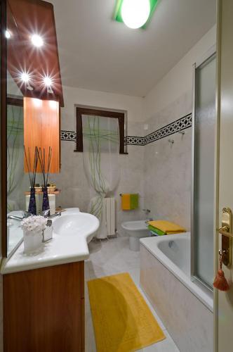 a bathroom with a sink and a tub and a toilet at Il Giardino di Matilde in Perugia
