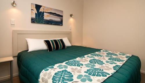 Una cama o camas en una habitación de Breakwater Motel