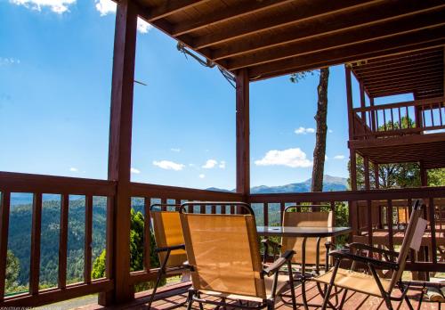 un patio con sedie e un tavolo sul balcone. di Tiara Del Sol a Ruidoso