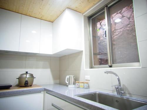 南竿鄉的住宿－沐光獨棟館，厨房设有水槽和窗户。