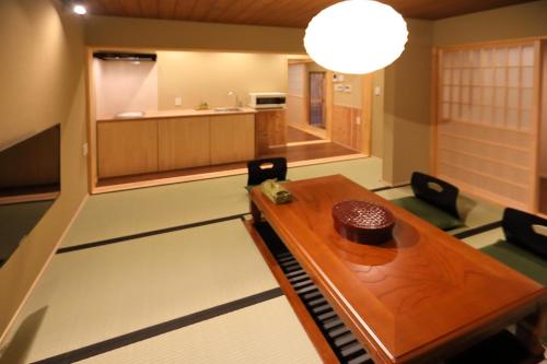 sala de estar con mesa de madera y sillas en 染 SEN 七条壬生 Shichijo-Mibu, en Kioto