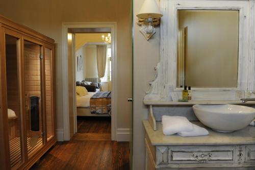 uma casa de banho com um lavatório e um espelho em Charmehotel Villa Saporis em Hasselt