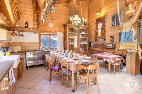 une cuisine et une salle à manger avec une table et des chaises dans l'établissement Le Chalet de la Vanoise, à Saint-André