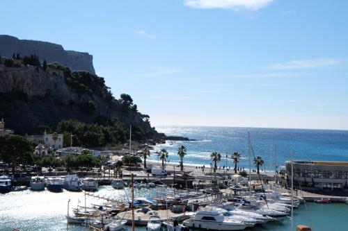 boats are docked at the pier at Mirabeau - Chambre Meublée in Cassis
