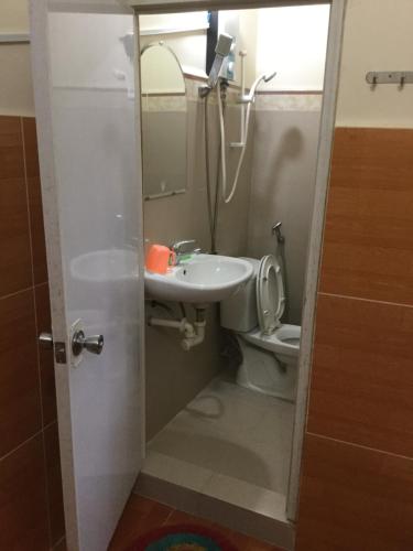 ein Bad mit einem Waschbecken und einem WC in der Unterkunft Nhu Y Guesthouse in Phan Rang