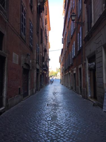 een lege straat in een steegje tussen gebouwen bij Pettinary Village B&B in Rome