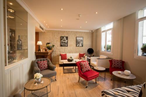 un salon avec des chaises rouges et un canapé dans l'établissement Hotel Elysees Opera, à Paris