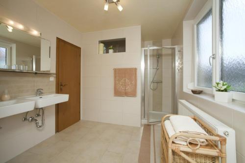 y baño con ducha, lavamanos y ducha. en Ferienwohnung Sima, en Velden am Wörthersee