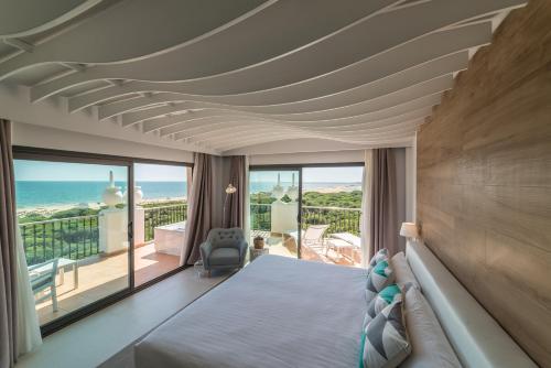 TUI Blue Isla Cristina Palace - Adults Recommended في إيسلا كريستينا: غرفة نوم مع سرير وإطلالة على المحيط
