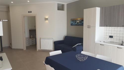 ein Wohnzimmer mit einem blauen Tisch und einem blauen Sofa in der Unterkunft The Sweet Home of Milazzo in Milazzo