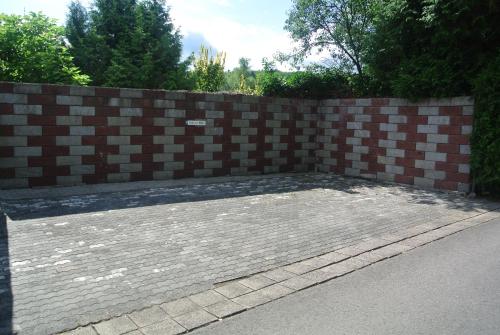 un mur de rétention en briques avec un trottoir en briques à l'avant dans l'établissement Ferienwohnung zur Mühle, à Sotzweiler