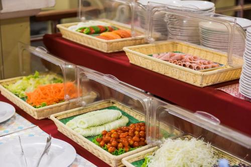 Un buffet de verduras en cestas sobre una mesa. en Bella Villa Cabana, en Naklua
