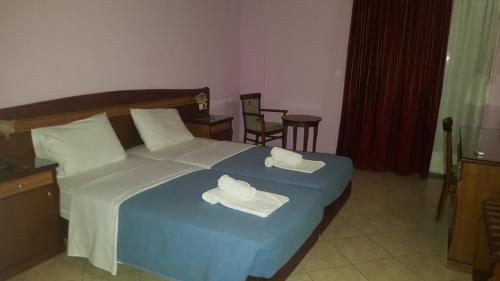 um quarto com uma cama com duas toalhas em Thea Dodoni em Manteio