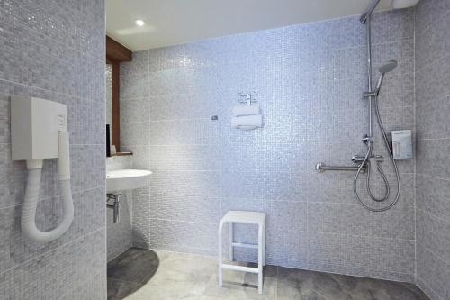 Bathroom sa Campanile Hotel Compiegne