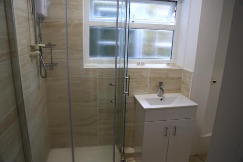 A bathroom at Devoncourt Devoncoast SeaView Apartments