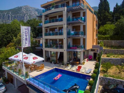 Bazén v ubytování Hotel Velkom nebo v jeho okolí