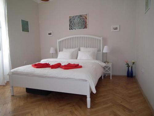 プラハにあるOld Town Magical placeのベッドルーム1室(白いベッド1台、赤いタオル付)