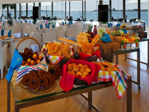 een tafel gevuld met veel verschillende soorten voedsel bij Dana Beach Resort in Half Moon Bay