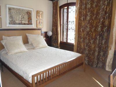 een slaapkamer met een bed met witte lakens en een raam bij Honeymoon suite on Grand Canal in Venetië
