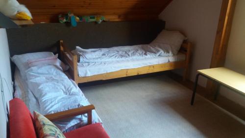 バラトンケネシェにあるNapfényのベッドルーム1室(二段ベッド2組、テーブル付)