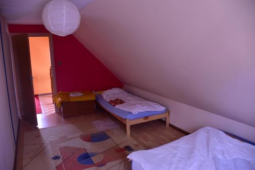 Habitación en el ático con cama pequeña y mesa en Gorczyca Reset, en Płaska