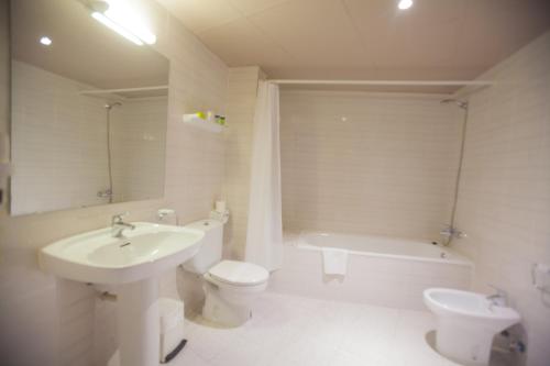 a bathroom with a sink and a toilet and a tub at Insitu Eurotel Andorra in Andorra la Vella