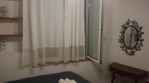Habitación con espejo y ventana con cortinas. en Room Mate Split, en Split