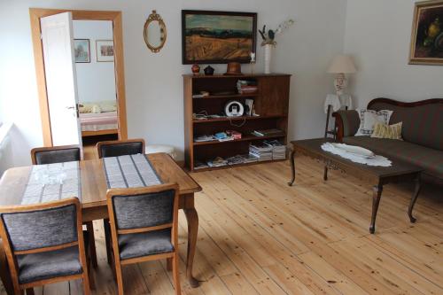 霍爾斯特布羅的住宿－Sir Gamle Skole Holstebro，客厅配有桌子和沙发