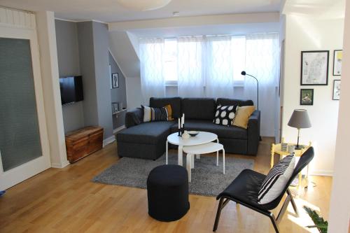 een woonkamer met een bank en een tafel bij Stadtvilla Hameln in Hameln