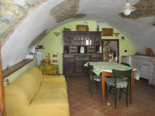 ヴァルディエーリにあるCasa La Bicoccaのリビングルーム(黄色のソファ、テーブル付)