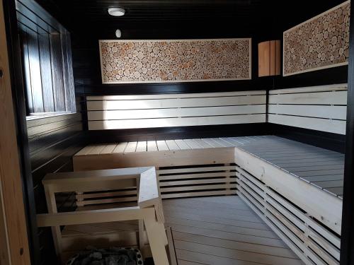 an empty sauna with a bench in a room at Gasthaus Patruuna in Joutseno