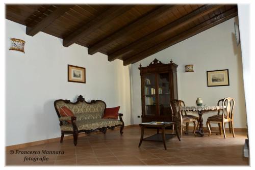 カーヴァ・デ・ティッレーニにあるB&B Villa I Nobiliのリビングルーム(椅子、テーブル付)