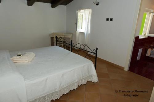 ein Schlafzimmer mit einem weißen Bett in einem Zimmer in der Unterkunft B&B Villa I Nobili in Cava deʼ Tirreni