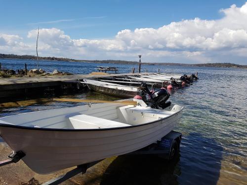 a group of boats are docked at a dock at Svalemåla Stugby in Bräkne-Hoby