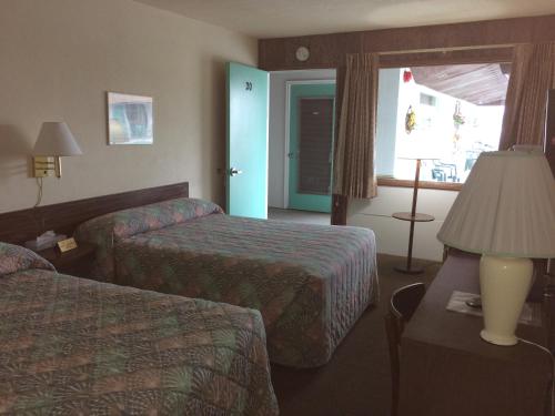 Postel nebo postele na pokoji v ubytování Crystal Sands Motel