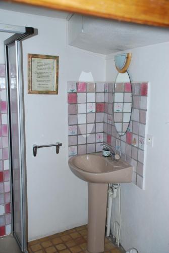 a bathroom with a sink and a mirror at Maison de Dame Tartine in Issirac