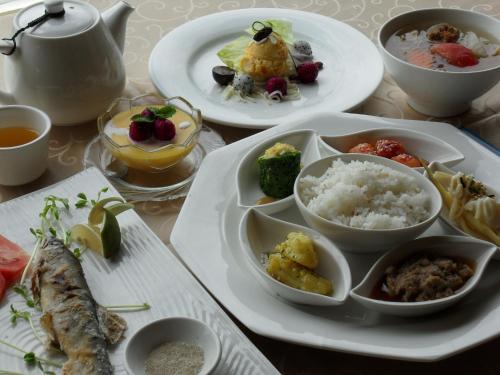 a table with plates of food on a table at Shangrila Leisure Farm in Dongshan
