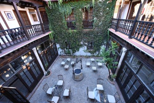 サモラにあるHosteria Real de Zamoraのテーブルと椅子が備わる中庭の景色を望めます。