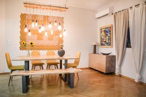 jadalnia z drewnianym stołem i krzesłami w obiekcie The Grove House w Atenach