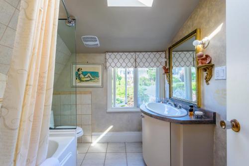 Ένα μπάνιο στο Crystal's View Bed & Breakfast