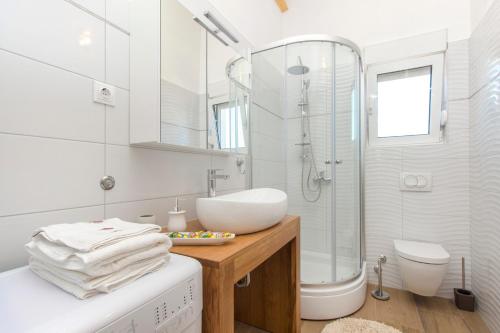 Bilik mandi di Apartments Branka
