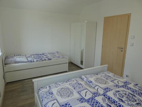 - une chambre avec 2 lits et un miroir dans l'établissement Apartmány Starovice, à Starovice