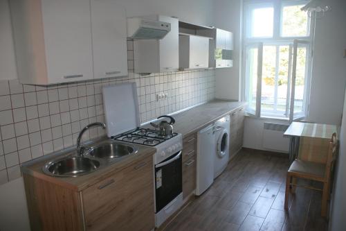 una cucina con lavandino e piano cottura forno superiore di Mieszkanie centrum 300m od plaży a Giżycko