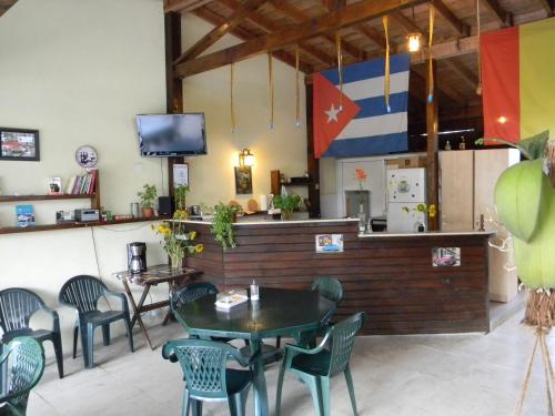 un restaurant avec une table, des chaises et un comptoir dans l'établissement Casa Havana, à Costinesti