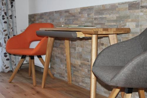 two chairs and a wooden table in a room at Familien & Wander-Pension Purkhardt in Donnersbachwald